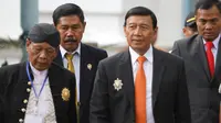 Menko Polhukam Wiranto saat mengunjungi acara tingalan dalem Raja Paku Buwono XIII di Keraton Kasunanan Surakarta.(Liputan6.com/Fajar Abrori)