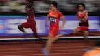 Pelari China, Su Bingtian (tengah) memacu kecepatan saat berkompetisi pada Final nomor Lari 100 meter putra Asian Games 2018 di Stadion Gelora Bung Karno, Jakarta, Minggu (26/8). Su Bingtian meraih emas dengan catatan waktu 9,92 detik. (AFP/Martin BUREAU)