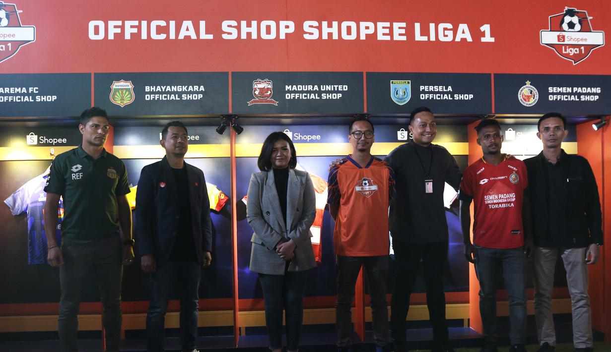 Perwakilan Shopee, EMTEK dan klub, foto bersama saat konferensi pers launching official merchandise 5 klub di Holywings, Jakarta, Selasa (23/7). Shoppe hadirkan official shop dari 5 klub Liga 1.