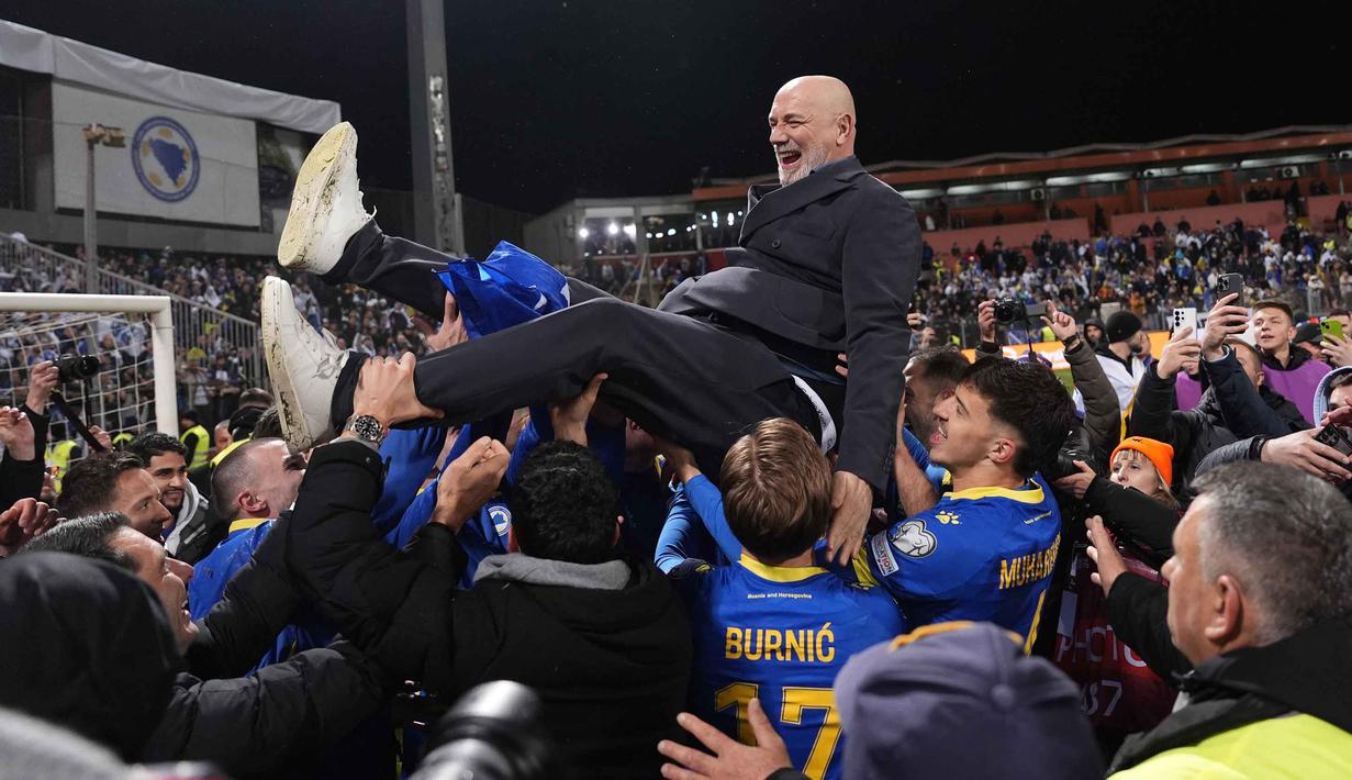 Kemenangan ini memastikan Bosnia dan Herzegovina yang dilatih Sergej Barbarez tampil di ajang tertinggi sepak bola dunia empat tahunan tersebut. Tampak dalam foto, pelatih Timnas Bosnia dan Herzegovina, Sergej Barbarez, diangkat tinggi-tinggi saat merayakan kemenangan adu penalti dalam pertandingan final play-off kualifikasi Piala Dunia 2026 zona Eropa melawan Italia di Stadion Bilino Polje, Zenica, Selasa 31 Maret 2026 waktu setempat atau Rabu 1 April 2026 dini hari WIB. (Fabio Ferrari/LaPresse via AP)