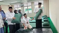 Ketua Panitia Muktamar ke-35 NU Saifullah Yusuf atau Gus Ipul saat mengecek kesiapan kamar penginapan peserta muktamar. (Liputan6.com/ Dok Humas PBNU)