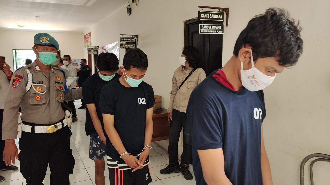 Tiga dari empat pelaku pelaku penodongan minimarket yang diamankan Polsek Beji, Depok.