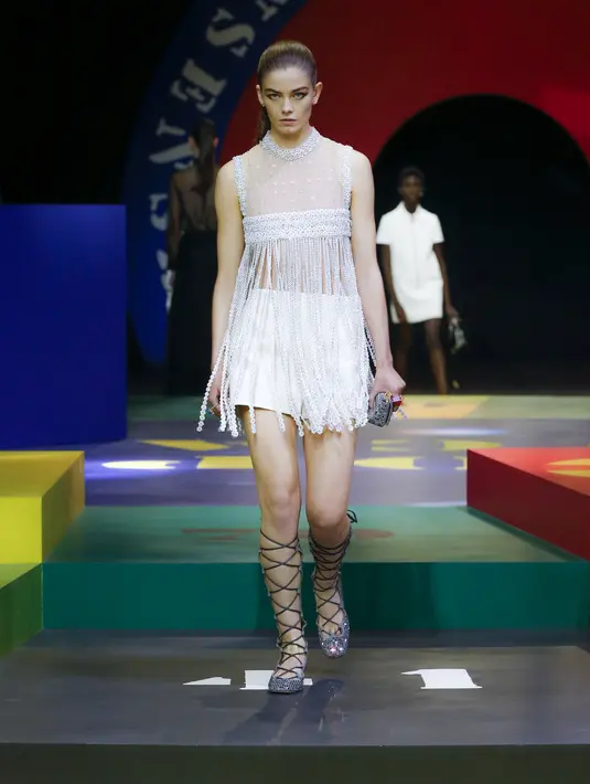 Warna-warna tersebut juga melambangkan geometris spasial di jantung permainan impian karya seniman Anna Paparatti, untuk mempertanyakan aturan seni dan kehidupan. Foto: Document/Dior.