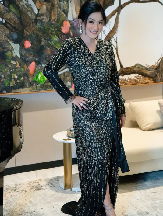 Titi Kamal menata rambutnya dengan sleek look. Ia juga menambahkan beberapa aksesori yang serasi tanpa menimbulkan berlebihan, seperti anting panjang, heels, dan mini bag. Foto: Instagram.