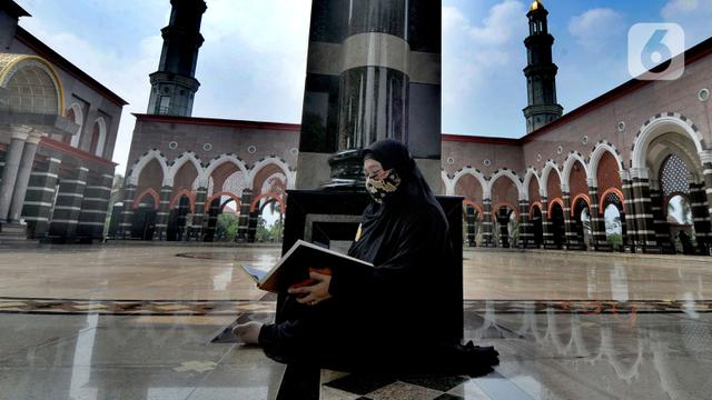 FOTO: Memperbanyak Ibadah Selama Ramadhan di Masjid Kubah Emas