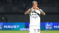 Pemain Persib Bandung, Ciro Alves melakukan selebrasi setelah mencetak gol ke gawang Dewa United pada laga pekan ke-20 BRI Liga 1 2023/2024 di Stadion Indomilk Arena, Tangerang, Minggu (26/11/2023). (Bola.com/M Iqbal Ichsan)
