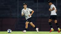 Pemain Timnas Indonesia U-17, Amar Rayhan Brkic (kiri), mengontrol bola dalam sesi latihan di Stadion Gelora 10 November 2023, Surabaya, Kamis (9/11/2023). (Bola.com/Bagaskara Lazuardi)