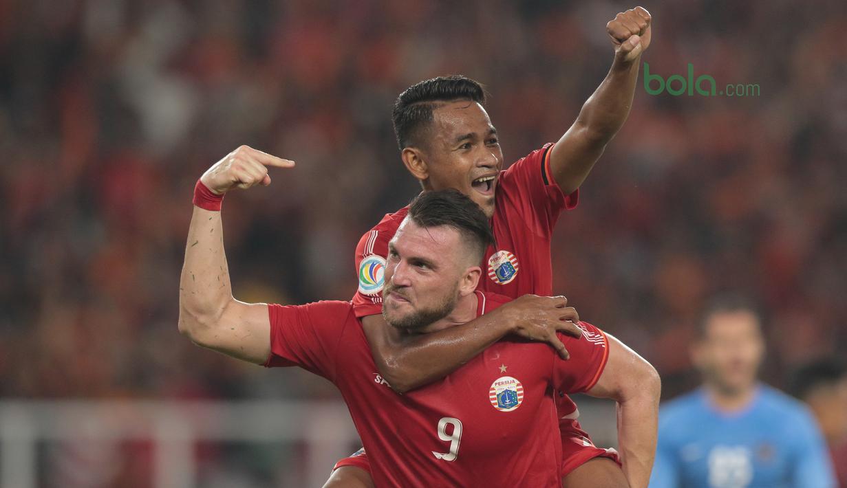 Marko Simic dan Ramdani Lestaluhu merayakan gol ketiga Persija Jakarta saat JDT pada laga grup H Piala AFC 2018 di Stadion Utama Gelora Bung Karno, Jakarta, Selasa (10/4/2018). Persija Jakarta menang 4-0.  (Bola.com/Nick Hanoatubun)