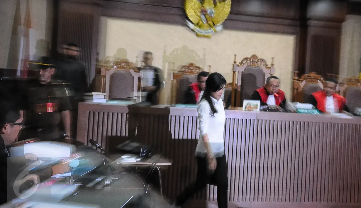Terdakwa Jessica Kumala Wongso saat memasuki ruang sidang di Pengadilan Negeri Jakarta Pusat, Rabu (5/10). Terdakwa Jessica tengah jalani sidang lanjutan dengan agenda pembacaan tuntutan oleh Jaksa Penuntut Umum. (Liputan6.com/Helmi Afandi)
