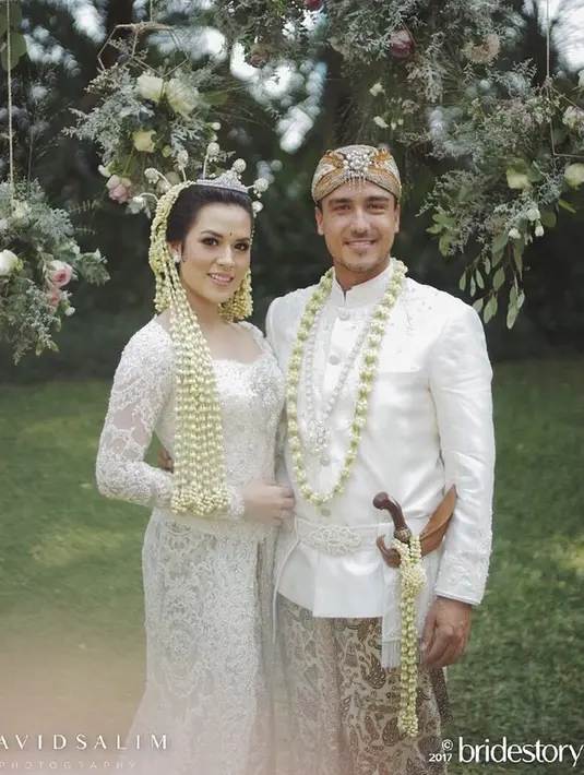 Raisa dan Hamish Daud tersenyum saat berpose usai melangsungkan akad nikah. (Facebook/Bridestory Indonesia)