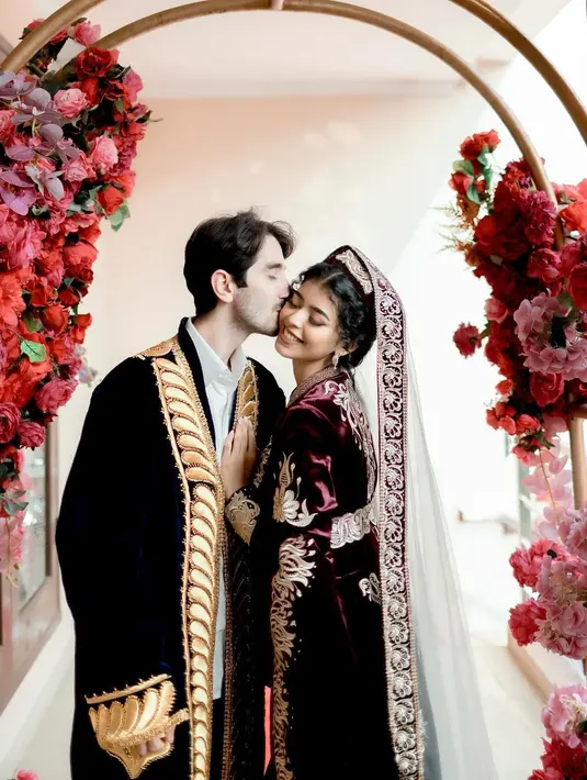 Di kesempatan itu, keduanya mengenakan baju adat Tajikistan. [@nwp.picture]