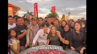 Willie Salim Masak Rendang 200 Kg untuk Berbagi, Ludes Diserbu Warga Meski Belum Matang.&nbsp; foto: TikTok @williesalim