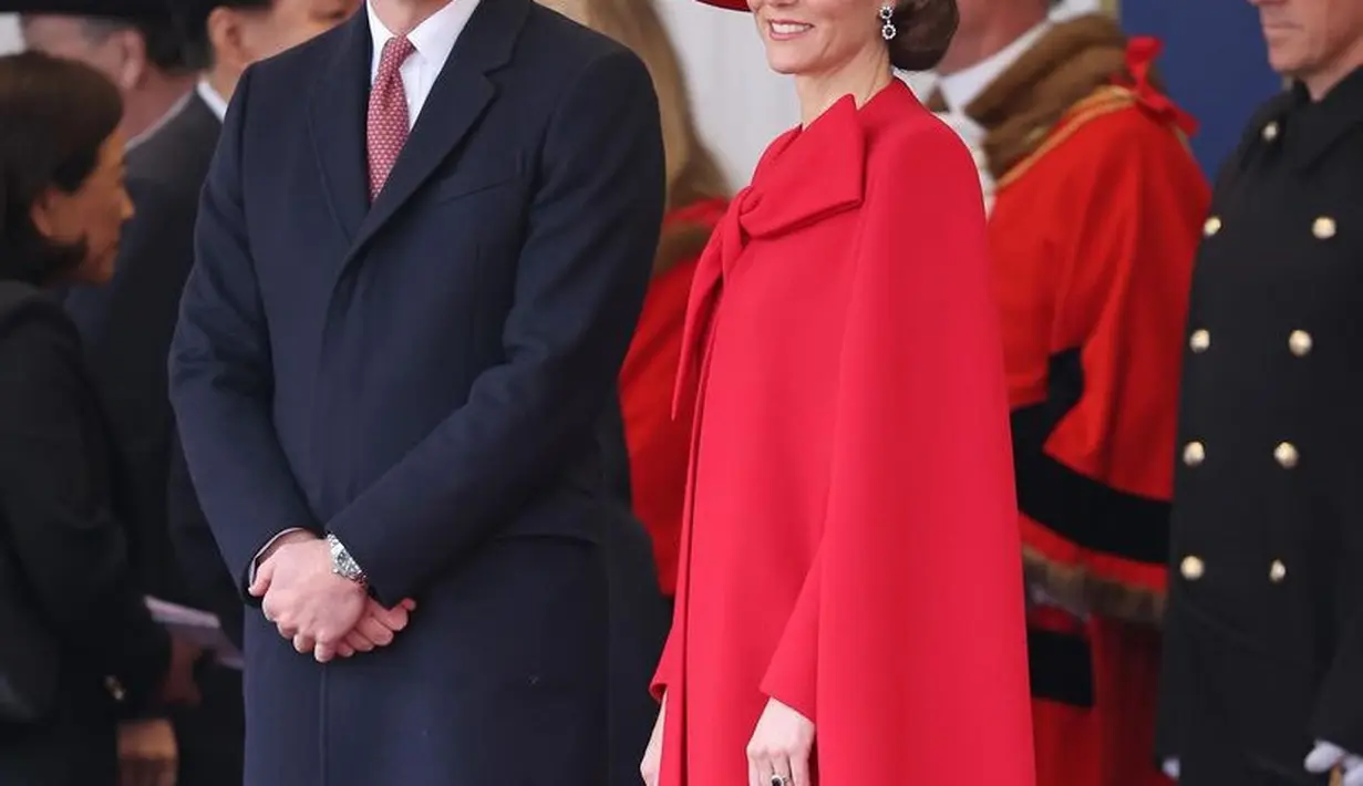 <p>Kate melengkapi penampilan dengan topi merah di atas rambut model sanggulnya. Lengkap dengan perhiasannya anting dan cincin model . Ia memilih tampilan riasan glamor termasuk smokey eye. [@theroyalfamily]</p>