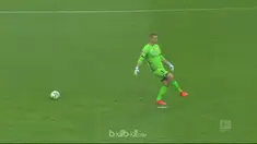 Berita video kiper Mainz 05 menendang angin menjadi momen terlucu pekan ke-11 Bundesliga 2017-2018. This video presented by Ballball.