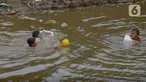 Anak-anak bermain di aliran Kali Ciliwung, Kampung Pulo, Jakarta, Jumat (2/12/2022). Anak-anak tetap bermain di sungai walaupun membahayakan keselamatan tanpa pengawasan orangtua, di mana dalam sepekan terakhir ini Jakarta diguyur hujan dengan intensitas curah hujan tinggi. (merdeka.com/Imam Buhori)