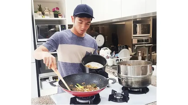 Lebih Nyaman Jadi Chef, Ini 7 Pesona Nicky Tirta Saat Berada di Dapur