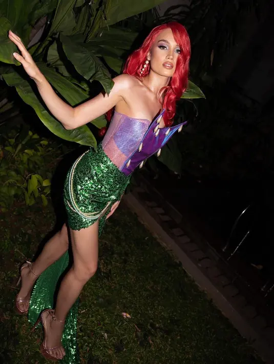 Begitu juga dengan anting-anting panjang mutiara yang menyempurnakan total outfit seksinya. (Foto: Instagram @claurakiehl)