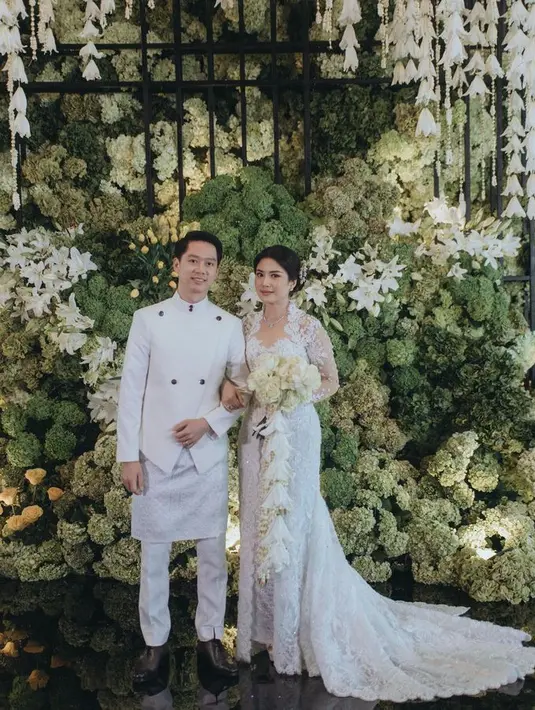 Kebaya tersebut juga memiliki train yang menyerupai dress menjuntai. Kain songket warna putih dengan benang silver menambah mewah penampilan Valencia Tanoe. [Foto: @mordenco]
