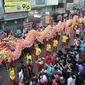 Arak-arakan atraksi liong perayaan Cap Go Meh melewati Jalan Suryakencana, Bogor, Jawa Barat, Selasa (19/2). Acara ini dipusatkan di Wihara Dhanagun. (Merdeka.com/Arie Basuki)