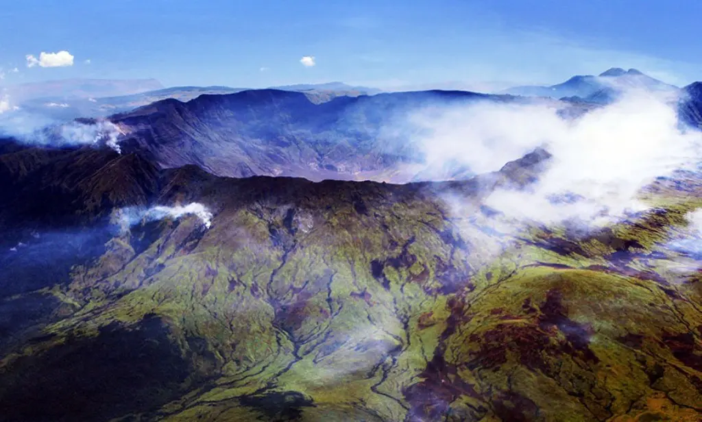 Kaldera Gunung Tambora (Wikipedia)