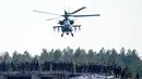 Helikopter serang Boeing AH-64 Apache AS terbang selama latihan militer NATO Crystal arrow 2022 di Latvia (11/3/2022). 2.800 tentara dari Albania, Kanada, Ceko, Italia, Islandia, Montenegro, Polandia, Slovakia, Slovenia, Spanyol, Latvia, dan AS mengikuti pelatihan. (Martins Zilgalvis/F64 via AP)