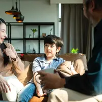 “Soft echo” parenting adalah cara berkomunikasi dengan anak dengan mengulang atau merefleksikan kembali apa yang mereka katakan, ditambah dengan sentuhan afirmasi positif. [Dok/freepik.com/LifestyleMemory]