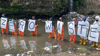 Aktivis lingkungan menggelar kampanye di Daerah Aliran Sungai Brantas di Malang dari pencemaran. Sungai tercemar bahan beracun seperti mikroplastik yang bisa membahayakan kesehatan manusia (Liputan6.com/Zainul Arifin)