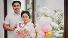 Anaknya genap satu bulan, kebahagiaan terpancar jelas di wajah Gritte Agatha dan Arif Hidayat. Pasangan yang menikah pada tahun 2023 ini selaras mengenakan busana warna putih. Baby Agatha makin menggemaskan dengan mengenakan bando dan sepatu bentuk pita. Pamer ekspresi datar ketika berfoto, Baby Agatha yang makin lucu membuat netizen ingin mencubitnya. (Liputan6.com/IG/@gritteagathaa)