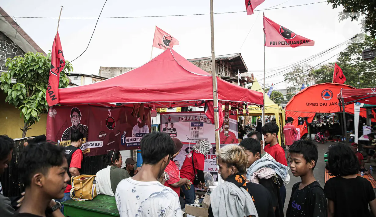 Tenda dari DPP PDI Perjuangan (PDIP) terlihat terpasang dekat pengungsian korban kebakaran Manggarai di samping Gedung SDN 01 Cibono, Manggarai, Jakarta, Minggu (17/12/2023). (Liputan6.com/Faizal Fanani)