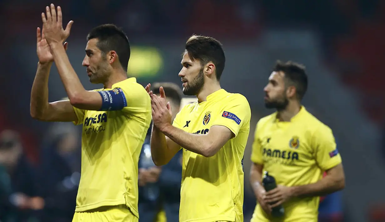 Pemain Villarreal merayakan keberhasilan lolos ke perempat final Liga Europa usai bermain imbang 0-0 melawan Leverkusen di Stadion BayArena, Jerman, Jumat (18/3/2016) dini hari WIB. Villarreal lolos dengan agregat 2-0. (Reuters/Wolfgang Rattay)