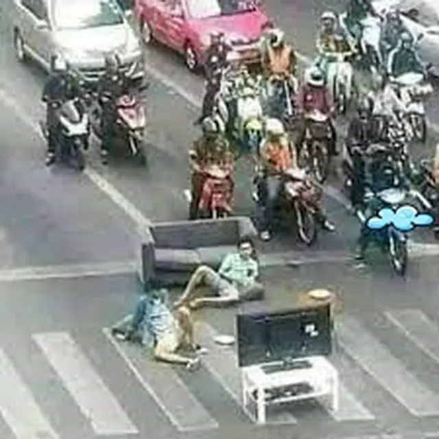 6 Tingkah Pengemudi saat Coba Santai di Kemacetan Ini Kocak