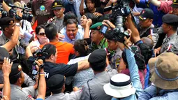 Brintha, adik terpidana mati asal Australia Myuran Sukumaran, tampak menangis histeris saat melakukan kunjungan ke Nusakambangan melalui dermaga penyeberangan Wijayapura, Cilacap, Jawa Tengah, Selasa (28/4/2015). (Liputan6.com/Yoppy Renato)