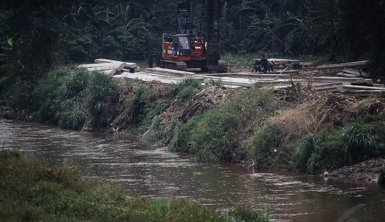 Proyek normalisasi itu dilakukan sebagai upaya penanganan banjir di kawasan tersebut, Jakarta. Foto diambil pada Senin (10/11/2014). (Liputan6.com/Faizal Fanani) 