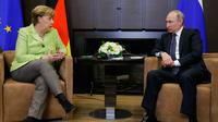 Angela Merkel (kiri) dan Vladimir Putin saat menggelar pertemuan di Sochi, Rusia, Selasa (2/5). Pembicaraan mengenai konflik di Ukraina yang dilakukan kedua pemimpin itu membahas proses menuju ke arah gencatan senjata. (AP Photo)