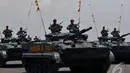 Tank-tank milik TNI berjalan dengan gagahnya di perayaan HUT TNI ke-69, Surabaya, Selasa (07/10/2014) (Liputan6.com/Johan Tallo)