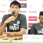 Pelatih Arema FC, Milan Petrovic (kiri). (Liputan6.com/Reza Efendi)