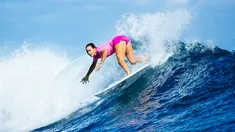  Pesalancar wanita asal Prancis Johanne Defay beraksi menaklukan ombak besar saat memenangkan putaran dua untuk maju ke putaran tiga pada putaran tiga di Fiji Womens Pro pada Senin 30 Mei 2016. (© WSL @wsl/Sloane SOSIAL @edsloanephoto)