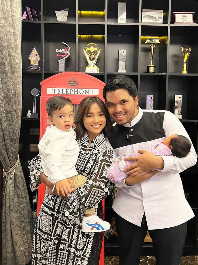 6 Momen Fuji dan Thariq Halilintar Gendong Gala dan Baby Ameena, Curi Perhatian