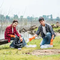 anak-anak sedang mengumut sampah di samping sungai. sumber foto: freepik