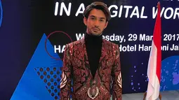 Tak hanya berpakaian formal seperti pria pada umumnya. Reza Rahadian cukup sering mengenakan pakaian formal yang memiliki nilai Indonesia. Seperti pada jas yang dikenakan oleh Reza Rahadian ini. Ia memadukan jas batik dengan inner turtle neck. (Liputan6.com/IG/officialpilarez)