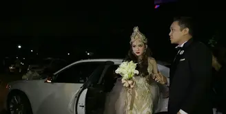 Dua tahun menjalin kasih, Gilang Dirga dan Adiezty Fersa akhirnya melepas masa lajangnya. Presenter ini dengan lancar mengucapkan akad nikah. Gilang mengaku lega setelah menjalani serangkaian prosesi akad nikah. (Bambang E. Ros/Bintang.com)