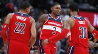 Para pemain Washington Wizards merayakan kemenangan atas Denver Nuggets pada laga NBA di Pepsi Center, Denver, Selasa (23/10/2017). Denver Nuggets kalah 104-109 dari Washington Wizards. (AP/David Zalubowski)