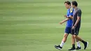 Pemain Juventus Federico Chiesa (kiri) menghadiri sesi latihan bersama rekan satu timnya di The Juventus Training Center, Turin, Italia, 13 September 2021. Juventus akan menghadapi Malmo pada pertandingan Grup H Liga Champions. (MARCO BERTORELLO/AFP)