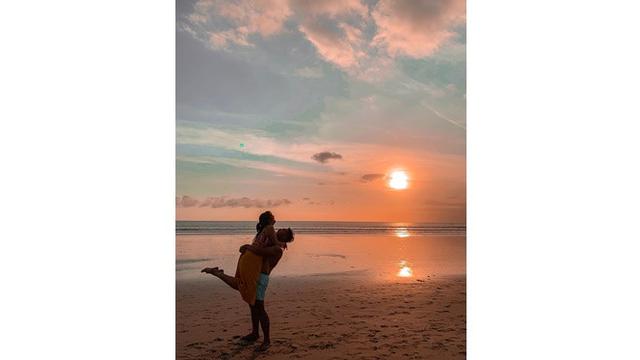 6 Gaya Liburan Kesha Ratuliu di Bali, Mesra Bareng Pacar