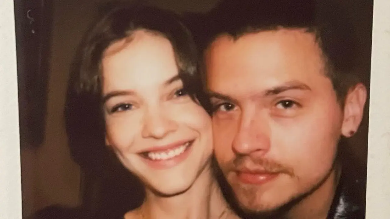 Potret Barbara Palvin dan Dylan Sprouse, Resmi Tunangan