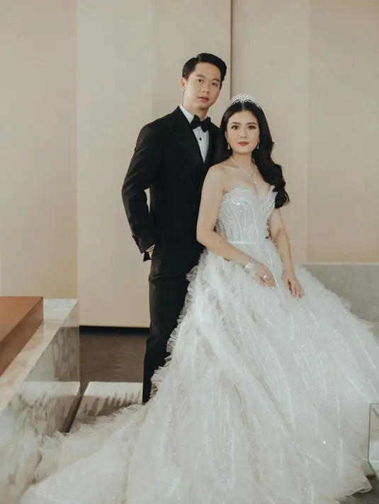 Tak kalah menarik melihat gaun-gaun yang dikenakan Valencia Tanoesoedibjo di acara resepsinya di Jakarta. Bak princess di dunia nyata, strapless dress putih yang megah ini bertabur batu berkilauan, Valencia juga menambahkan tiara dan berbagai aksesori berlian yang menambah nuansa mewah pada penampilannya. Foto: Instagram.