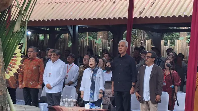Ketua Dewan Pengarah Badan Pembinaan Ideologi Pancasila (BPIP) sekaligus Presiden kelima RI Megawati Soekarnoputri menghadiri acara peresmian patung Bung Karno di Omah Petroek, Wonorejo, Yogyakarta, Rabu (23/8/2023). (Liputan6.com/Lizsa Egaham)