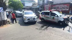 Ambulans Bawa Jenazah Korban KM Virgo Tabrakan Beruntun di Jombang