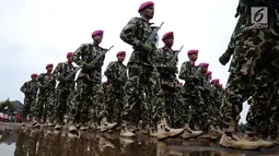 Prajurit Marinir berdefile saat upacara HUT Korps Marinir ke-72 di Kesatrian Marinir Hartono, Cilandak, Jakarta, Rabu (15/11). HUT Marinir ke-72 bertema Marinir Prajurit Pejuang dan Profesional. (Liputan6.com/Helmi Fithriansyah)