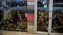 Korban selamat  kebakaran KM Mutiara Sentosa II setibanya di Dermaga Jamrud Utara, Pelabuhan Tanjung Perak, Surabaya, Jawa Timur, Senin (3/8/2026).  (AFP/ Juni Kriswanto)